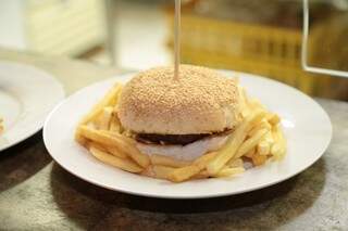 O Bacon Burger também pode ser rodeado de batatas fritas. Delícia, não !? (Foto: Adriano Fernandes) 