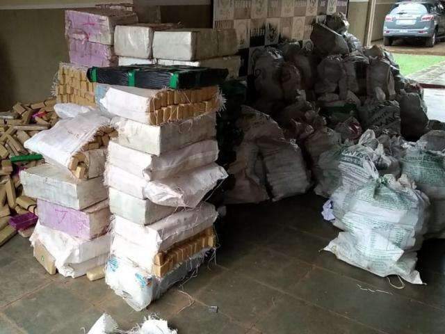 DOF segue marcas de pneus e acha 4,5 toneladas de maconha em fazenda