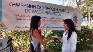 Acadêmicos de Farmácia orientam sobre descarte correto de medicamentos. (Foto:Divulgação)