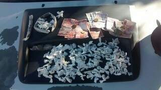 Com o menor foram encontrados 106 papelotes de cocaína, maconha e dinheiro. (Foto: Divulgação)