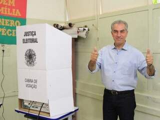 Candidato Reinaldo Azambuja (PSDB) durante a votação em Campo Grande (Foto: Marina Pacheco)