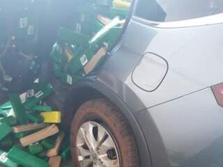 Carro roubado em MG é apreendido com 1,2 t de maconha na MS-164 Carro roubado em MG é apreendido com 1,2 t de maconha na MS-164