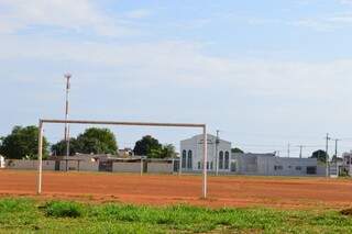 O bairro conta com um campo de futebol sem gramado (Foto: Alana Portela)