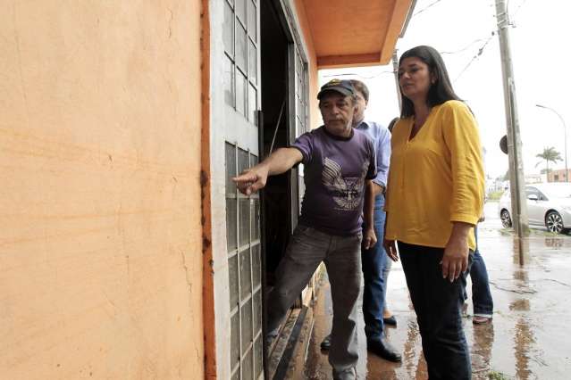 Candidata visita avenida sob chuva, conhece problemas e promete resolv&ecirc;-los