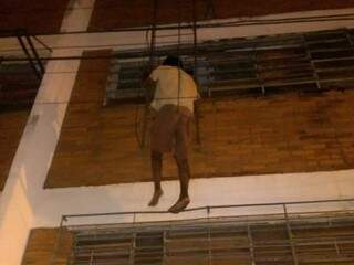 Suspeitos usaram escadas das laterais do prédio e grades de janela para subir no telhado (Foto: Divulgação)