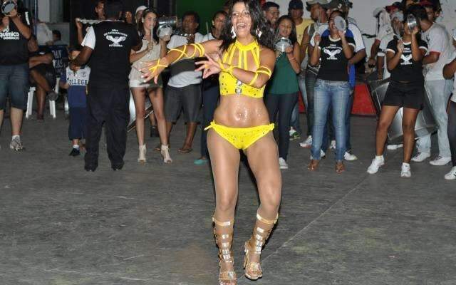 Escolas de samba fazem esquenta em bairros e Lienca abre programa&ccedil;&atilde;o do Carnaval