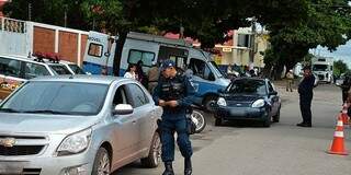 A operação tem intuito também de fiscalizar documentação de veículos em diversos pontos da cidade. (Foto: Anderson Gallo/ Diário Corumbaense)