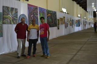 Apis, Wenceslau e Carlos, os três organizadores do Festival de Arte Plásticas, que abriu suas portas ontem. (foto: Thaís Pimenta)