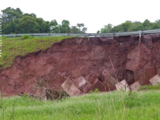 Desmoronamento afeta &uacute;nico acesso pavimentado a munic&iacute;pio de MS