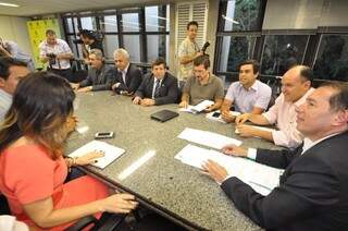 Deputados pediram explicações do diretor-presidente do Detran (Foto: Marcelo Calazans)