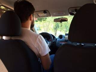 Motorista da Uber que carregou equipe do Campo Grande News no primeiro dia do aplicativo na Capital (Foto: Thailla Torres)