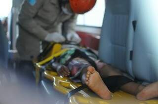 Menino de quatro anos machucou a cabeça ao cair da moto e foi socorrido pelo Corpo de Bombeiros. (Foto: Alcides Neto)