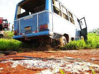 O micro-ônibus caiu em uma ribanceira. (Foto: Rodrigo Pazinato)