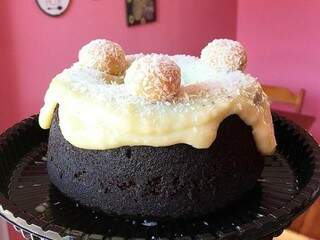 Mini bolo vulcão de chocolate com beijinho de 500g (Foto: Reprodução Instagram)