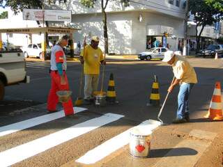 Faixas de pedestres recebem demão de tinta em vias centrais de Dourados. (Foto: Divulgação/Assecom)