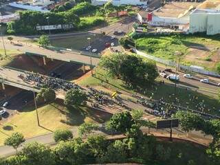 Manifestantes se concentram em cima do viaduto da avenida Ceará. (Foto: Direto das Ruas)