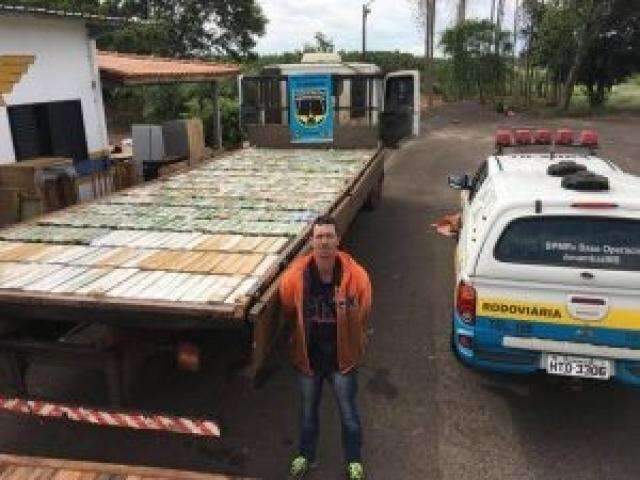 Homem &eacute; preso com meia tonelada de maconha em fundo falso de caminh&atilde;o