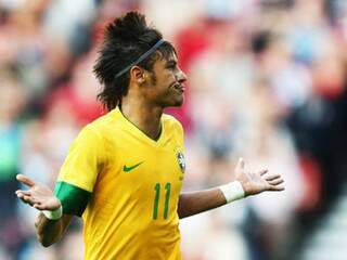 Atacante Neymar comemora gol de forma inusitada contra a Grã-Bretanha (Foto: Diário Lance)