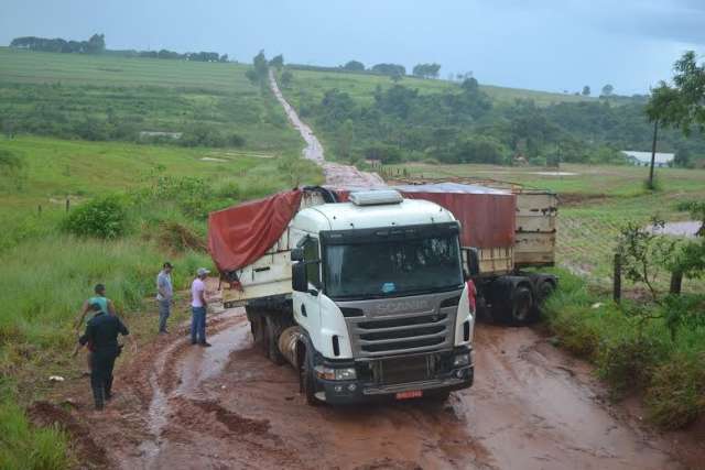Carreta de R$ 300 mil e carregada com am&ocirc;nia &eacute; recuperada em estrada vicinal