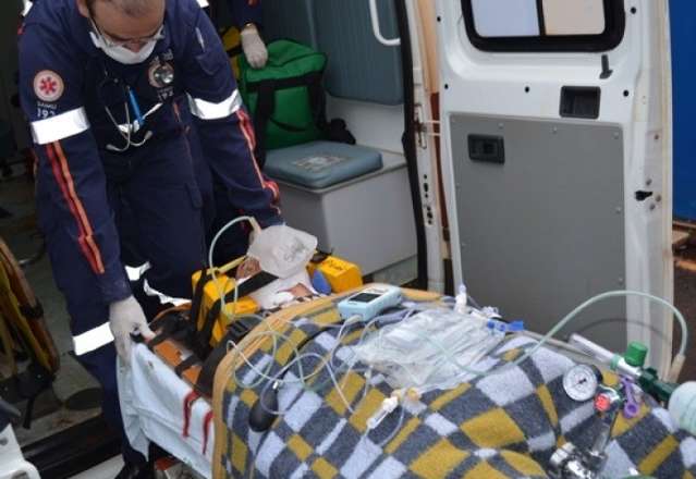 Enciumado, homem invade casa e esfaqueia o atual namorado da ex