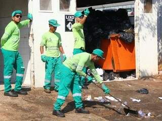 Cerca de 10 operários trabalham na coleta de lixo no Hospital Regional (Foto: Marcos Ermínio)