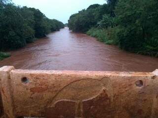 Rio Anhanduí estava acima do nível na região do Centenário nesta manhã. (Foto: Humberto Marques)