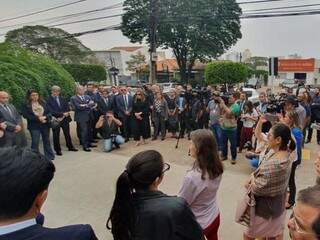Manifestação aconteceu em frente ao Fórum de Campo Grande. (Foto: Clayton Neves ) 