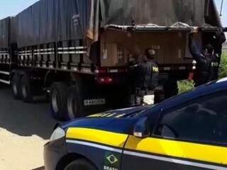 Policiais abrindo a carroceria onde estavam as caixas de contrabando. (Foto: Divulgação/PRF) 