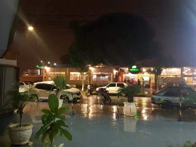 Chuva fina ameniza tempo seco em bairros da Capital durante esta noite 