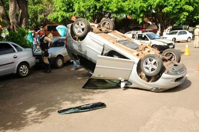 Motorista n&atilde;o v&ecirc; sinaliza&ccedil;&atilde;o e ve&iacute;culo capota na Bar&atilde;o do Rio Branco 