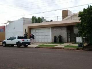 Policiais paraguaios em frente a uma casa em Pedro Juan Caballero, hoje de manhã (Foto: Direto das Ruas)