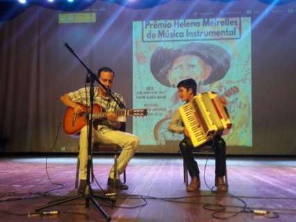 Garoto de 11 anos vence festival estudantil de m&uacute;sica instrumental