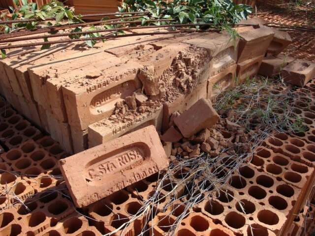  Inspe&ccedil;&atilde;o aponta irregularidades na constru&ccedil;&atilde;o de casas em assentamento