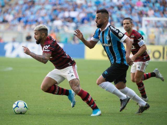 Com um gol de p&ecirc;nalti, Flamengo vence o Gr&ecirc;mio fora de casa