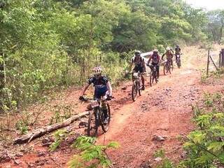 Atletas durante prova de Mountain Bike do Pantanal Extremo (Foto: Elton Júnior)