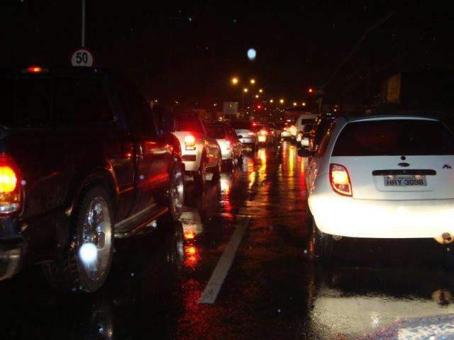Chuva entope calha em shopping e alaga viatura do Samu