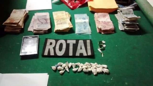 Pol&iacute;cia aprende R$ 7 mil em dinheiro e 31 por&ccedil;&otilde;es de coca&iacute;na em bar