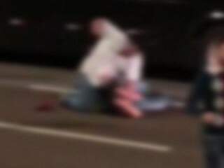 Agressor de camisa branca imobiliza vítima enquanto desfere vários socos (Foto: Reprodução/Vídeo)