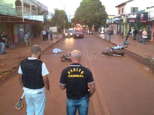 Colis&atilde;o frontal entre motos em rua movimentada mata dois condutores