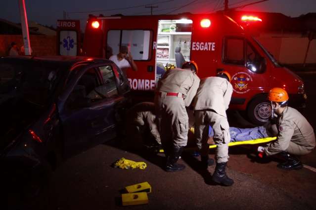 Colis&atilde;o envolve dois carros no Vilas Boas e deixa cinco pessoas feridas