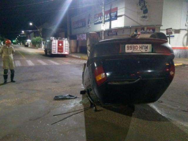 Condutor capota Fiat P&aacute;lio e abandona ve&iacute;culo em cruzamento