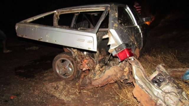 Crian&ccedil;a &eacute; arremessada para fora de ve&iacute;culo em acidente na BR-158