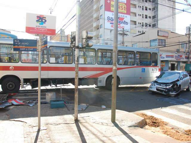  Motorista que se envolveu em acidente com &ocirc;nibus estava embriagado, segundo PM