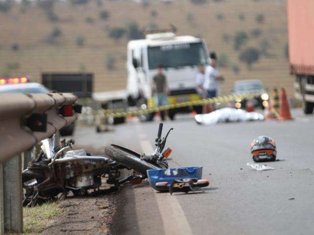 Colis&atilde;o entre carro e moto na BR-163 matou homem de 57 anos