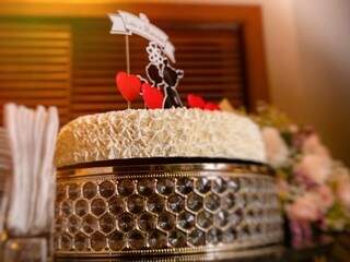 Um bolo foi preparado para os noivos (Foto: Everson Tavares)