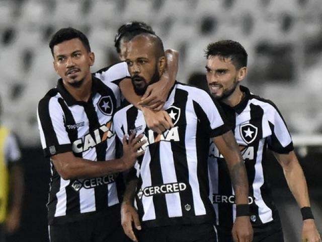 Botafogo passa pelo Bahia com gola&ccedil;o de Bruno Silva e boas defesas