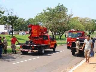 Viaturas das equipes de salvamento do Corpo de Bombeiros na avenida Gury Marques (Foto: André Bittar)