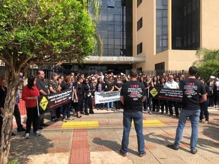 Funcionários do judiciário protestam por aumento salarial maior