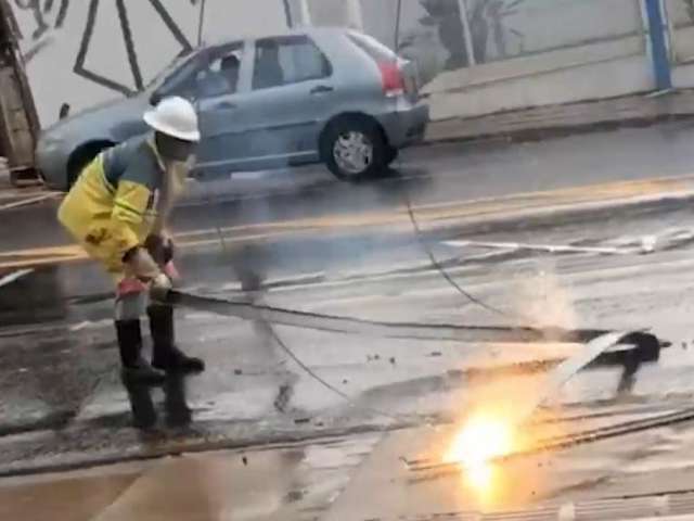 Chuva com ventos fortes danificou sem&aacute;foro e deixou regi&atilde;o sem energia