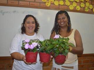 A direita, Vania Baptista segurando a flor que ganhou junto com a colega do curso (Foto: Alana Portela)